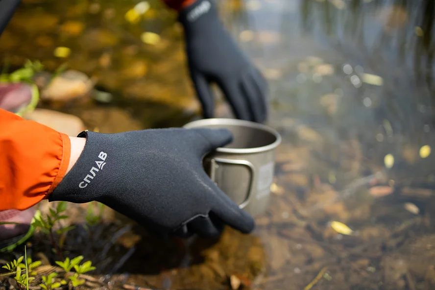 Неопреновые перчатки сохраняют тепло во воде