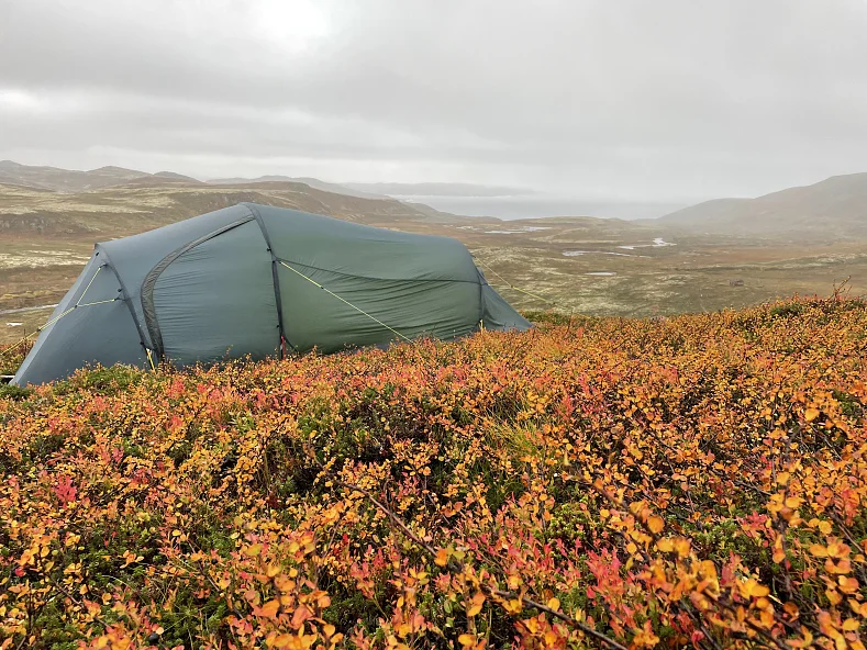 палатка-полубочка в тундре