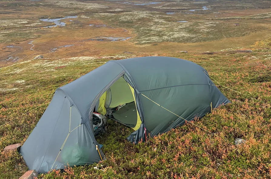 Палатка-полубочка в тундре