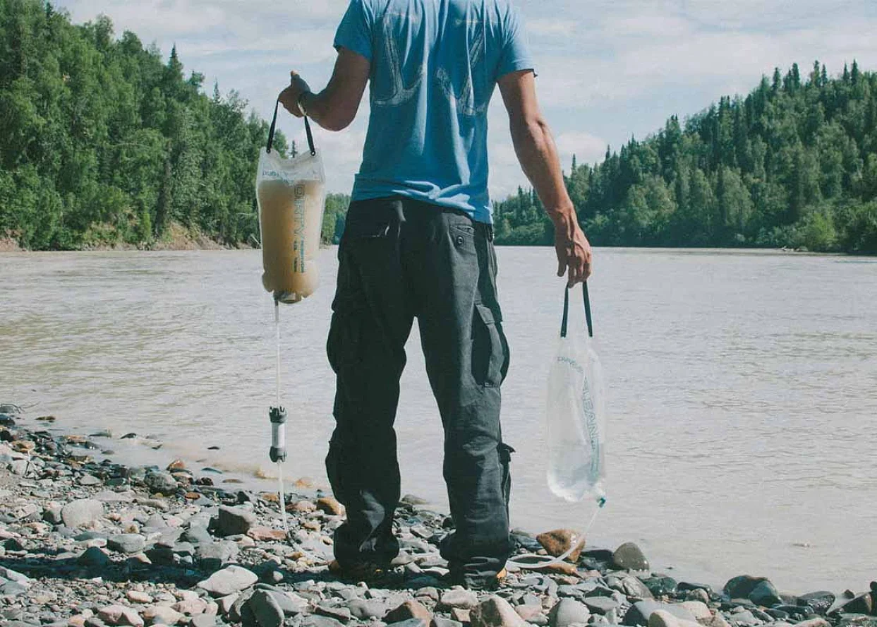 Водой обзор. Трубка для воды. Обзор на воду. Фото мужчина выход из грязной воды. Полезные статьи для походников.